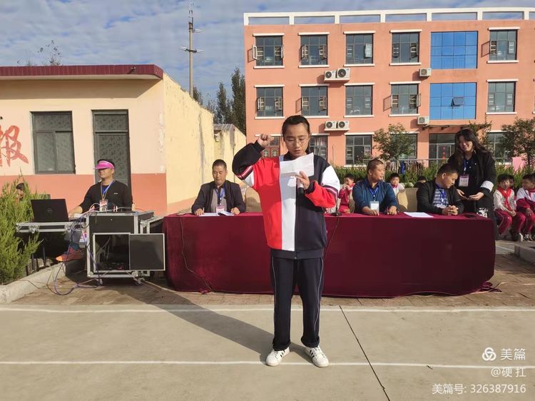 裁判员代表杨雪会老师宣誓！.jpeg