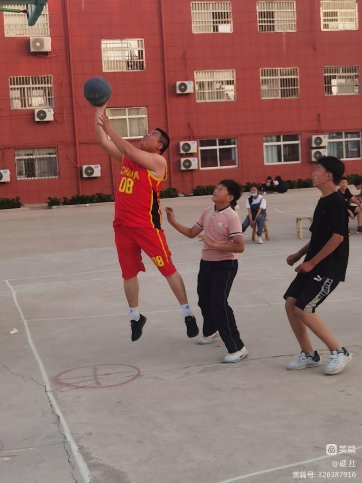 随着哨声的吹响,比赛走向了尾声3.jpeg