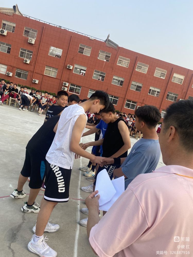 随着裁判的一声哨声,紧张激烈的比赛开始了!3.jpeg