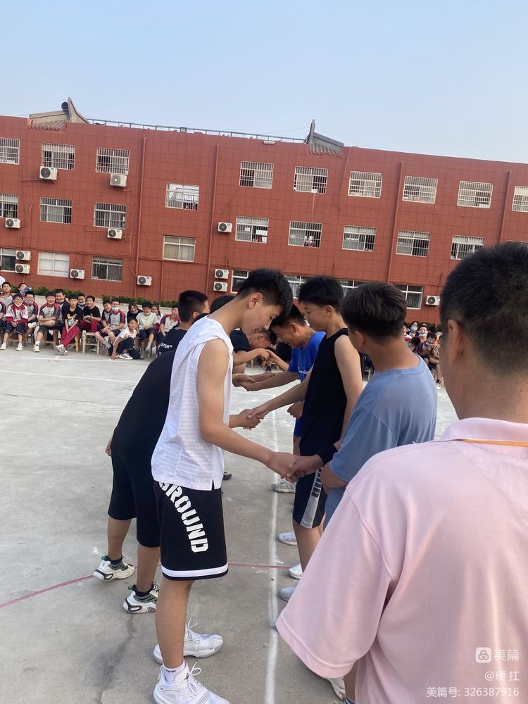 随着裁判的一声哨声,紧张激烈的比赛开始了!4.jpeg