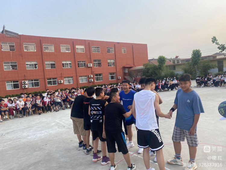 随着裁判的一声哨声,紧张激烈的比赛开始了!5.jpeg