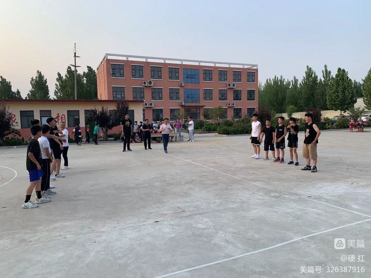 随着裁判的一声哨声,紧张激烈的比赛开始了!2.jpeg