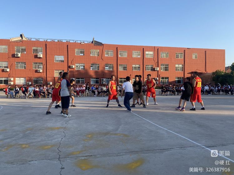 面对体型彪悍的教师组,六年级的奋勇应战.jpeg 面对体型彪悍的教师组,六年级的奋勇应战.jpeg