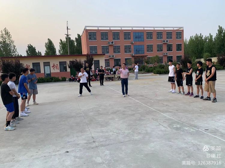 随着裁判的一声哨声,紧张激烈的比赛开始了!1.jpeg