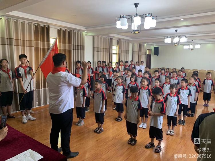 第三项:大队辅导员董志强老师宣读新入队同学名单!.jpeg