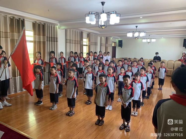 首先,优秀的少先队员们为我校领导献系红领巾!.jpeg