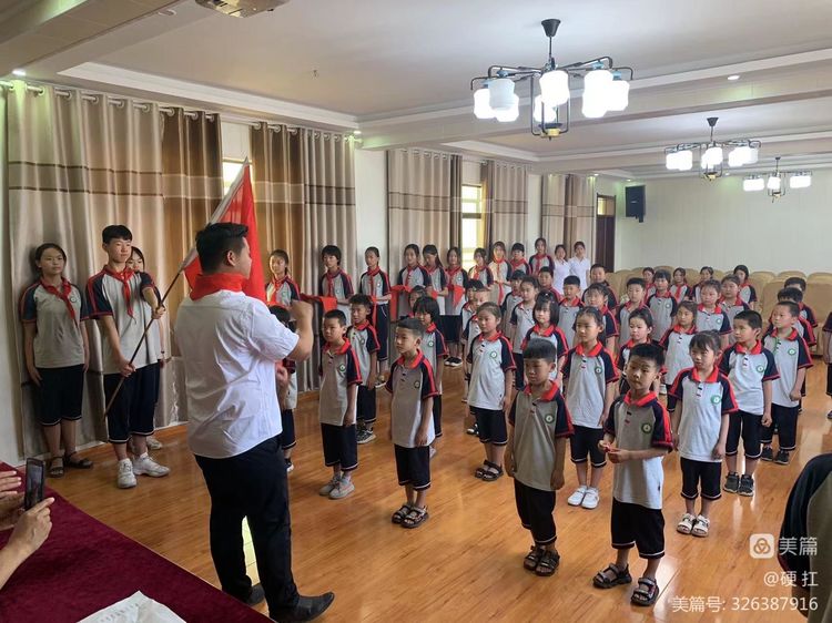 第三项:大队辅导员董志强老师宣读新入队同学名单!1.jpeg