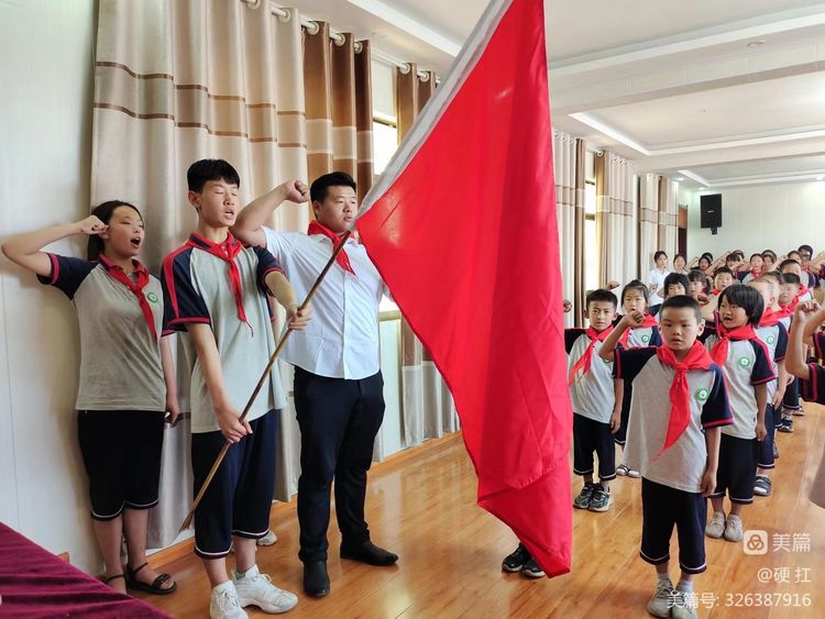 孩子们稚嫩的肩旁勇于担当,肩负着祖国的未来!!!.jpeg 孩子们稚嫩的肩旁勇于担当,肩负着祖国的未来!!!.jpeg