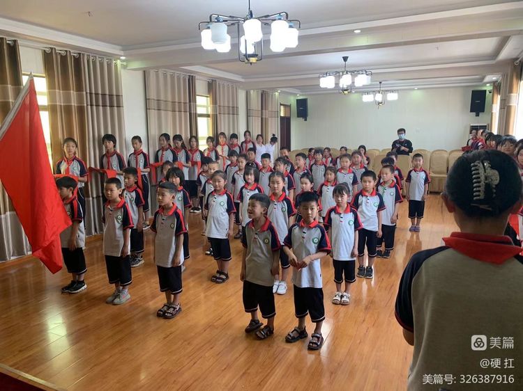 首先,优秀的少先队员们为我校领导献系红领巾!2.jpeg