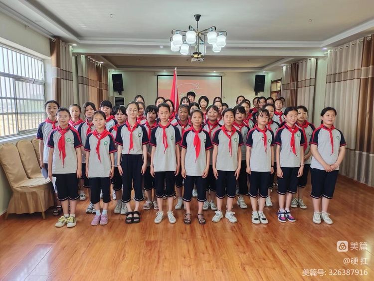 教师的肩旁上挑着祖国的未来,.jpeg