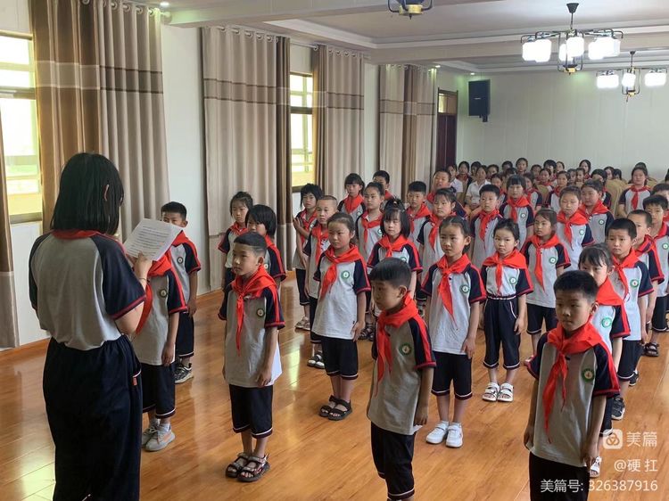 戴上红领巾他们就是一名真正的少先队员了.jpeg 戴上红领巾他们就是一名真正的少先队员了.jpeg