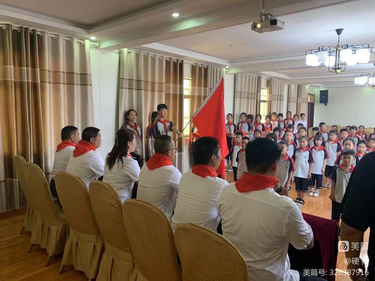 第二项:由大队辅导员董志强老师指挥,全体合唱《中国少年先锋队队歌》1.jpeg