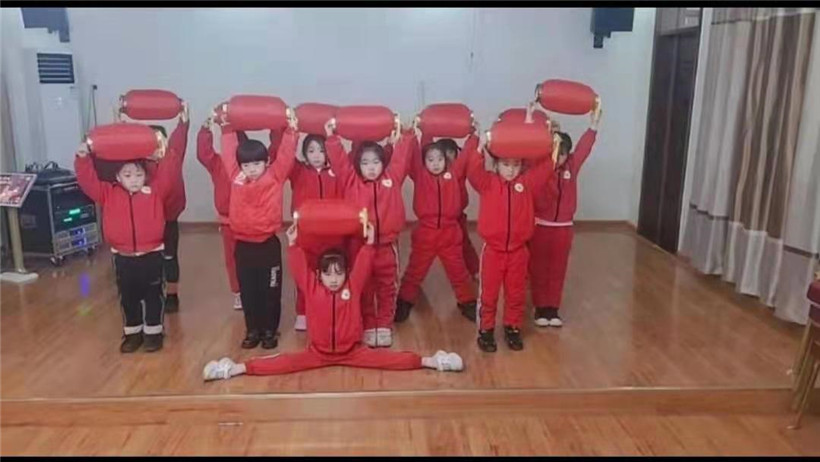 幼儿园小朋友灯笼舞蹈
