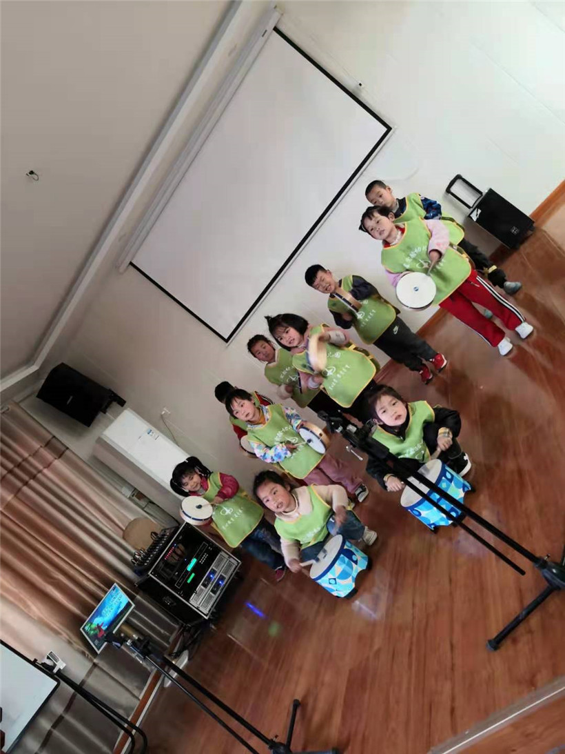 女学生敲鼓